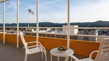 Junior Suite, 1 Bedroom | 1 bedroom, pillowtop beds, in-room safe, desk