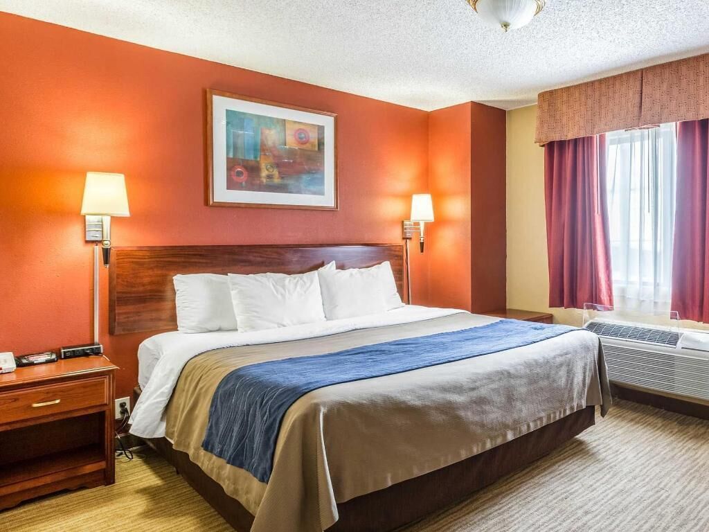 Escritorio, tabla de planchar con plancha, wifi gratis y ropa de cama 