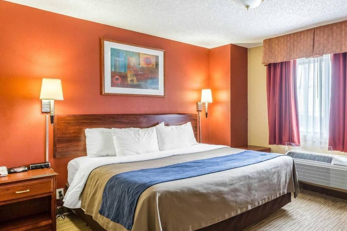 Escritorio, tabla de planchar con plancha, wifi gratis y ropa de cama