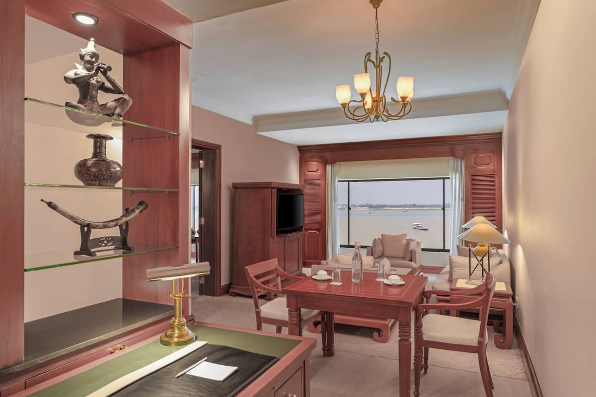Junior Suite River View (Non-Smoking Room) | Living area