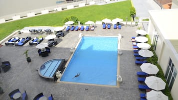 Außenpool, Sonnenschirme, Liegestühle