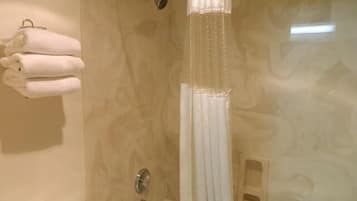 Chambre, 1 grand lit, non-fumeurs | Salle de bain | Serviettes fournies