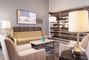 Lobby sitting area - Embassy Suites by Hilton Bloomington/Minneapolis (Bloomington)