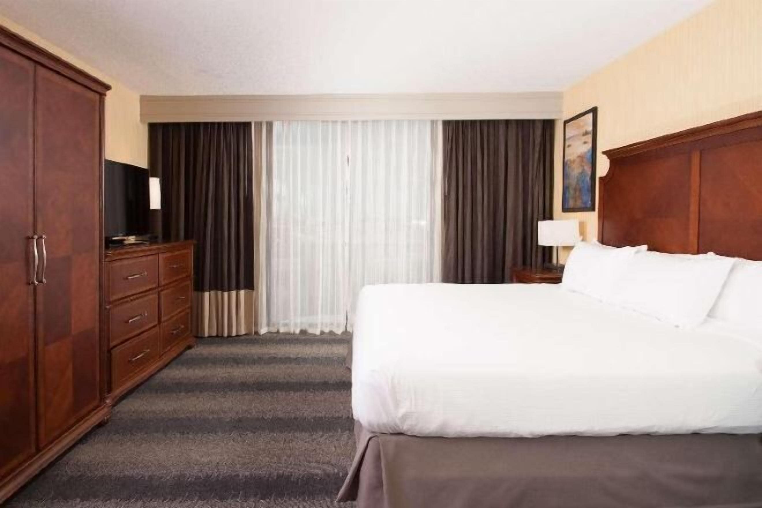 1 bedroom, in-room safe, desk, blackout curtains