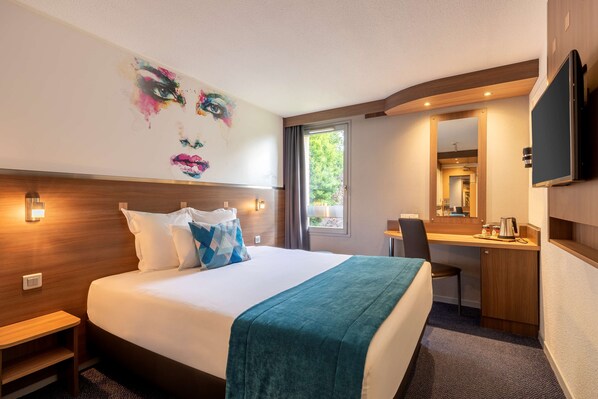 Ropa de cama de alta calidad y caja de seguridad en la habitación 