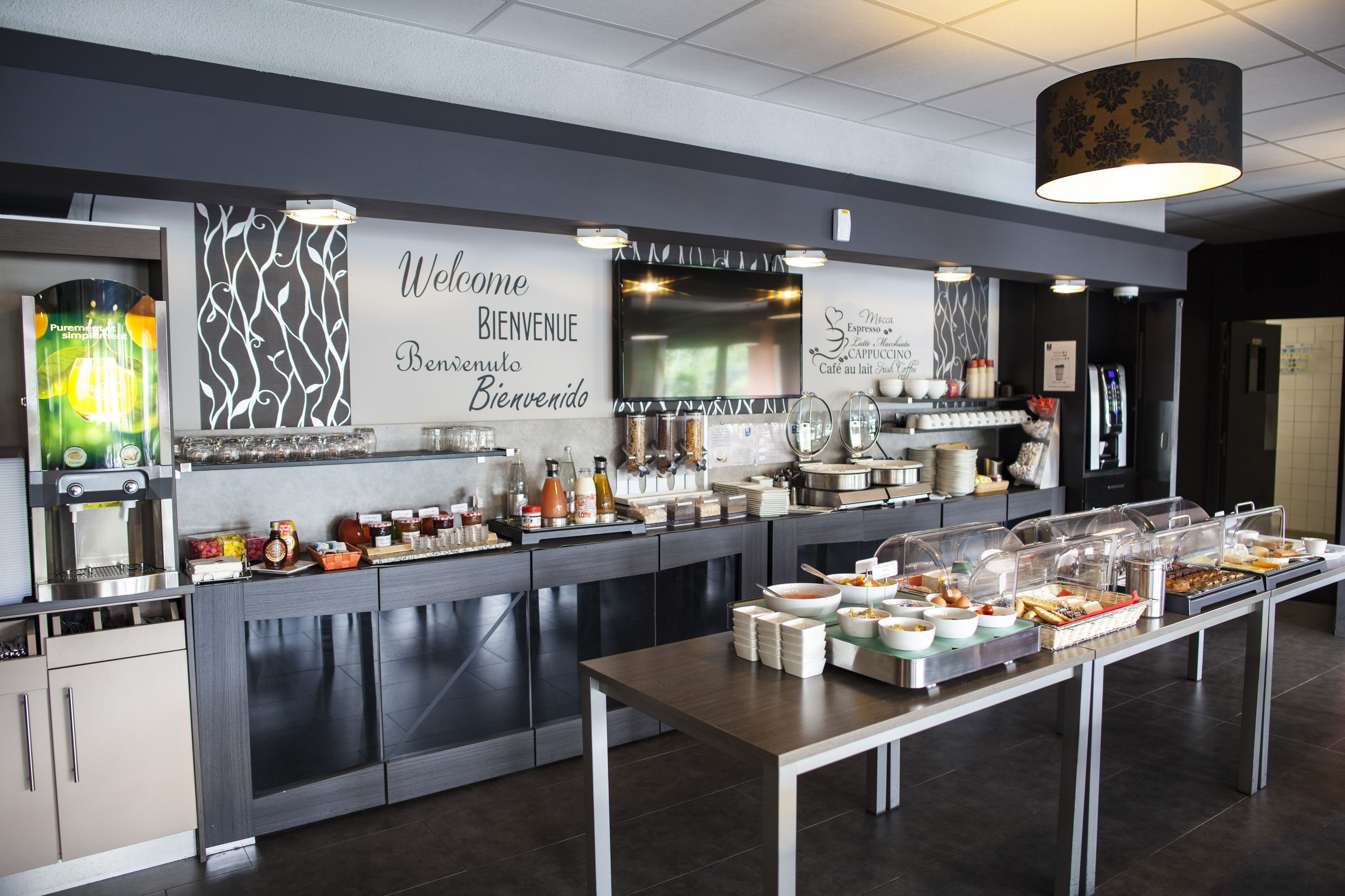 Montaje de bufé con diferentes opciones de comida y una estación de café.