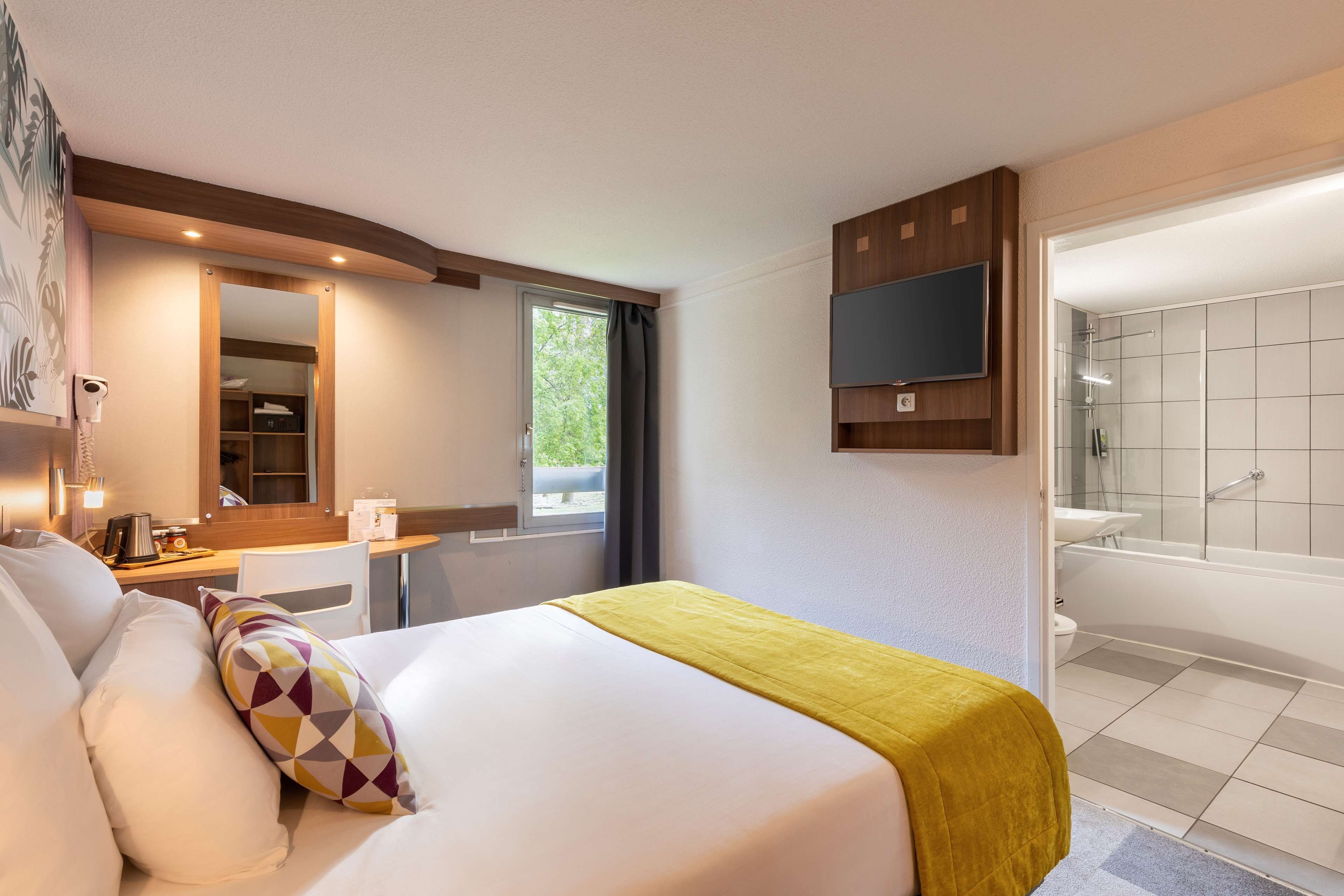 standard room, 1 queen bed, non smoking, garden view | premium bedding, in-room safe, desk, blackout curtains