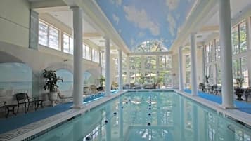 Piscine intérieure, piscine extérieure en saison, chaises longues