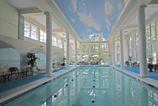 Piscine intérieure, piscine extérieure en saison, chaises longues