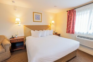 Hypo-allergenic bedding, desk, laptop workspace, blackout drapes - Senator Inn & Spa (Augusta)