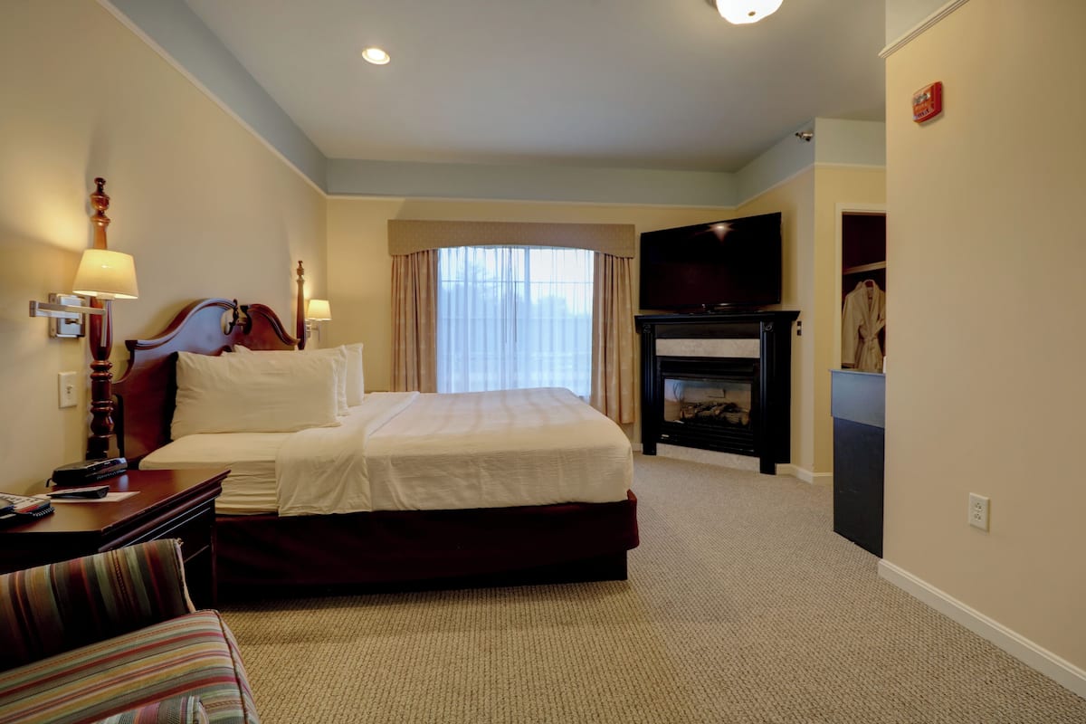 Spa Suite with 1 King Bed, Accessible | 1 bedroom, hypo-allergenic bedding, desk, laptop workspace