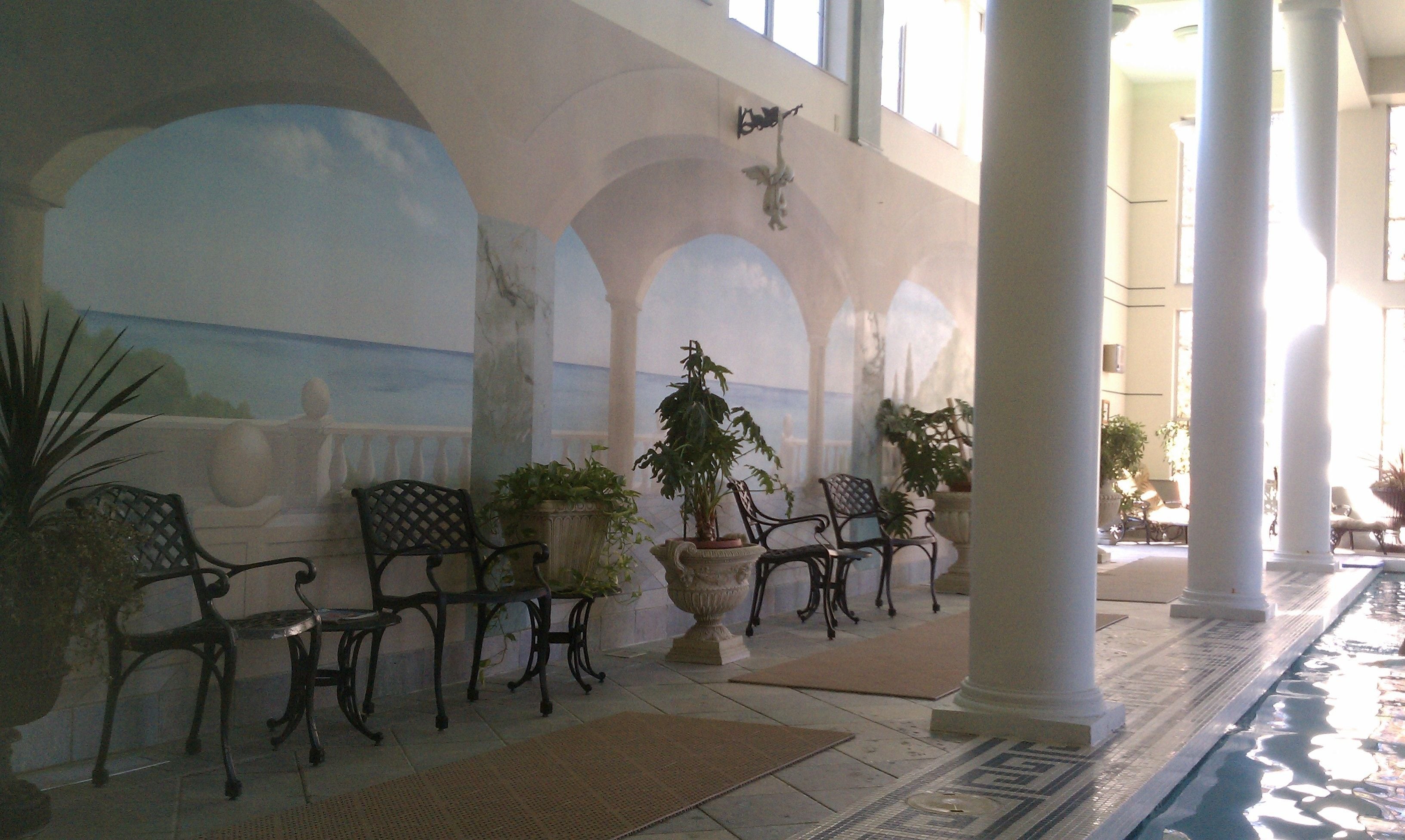 Una piscina techada, una piscina al aire libre de temporada