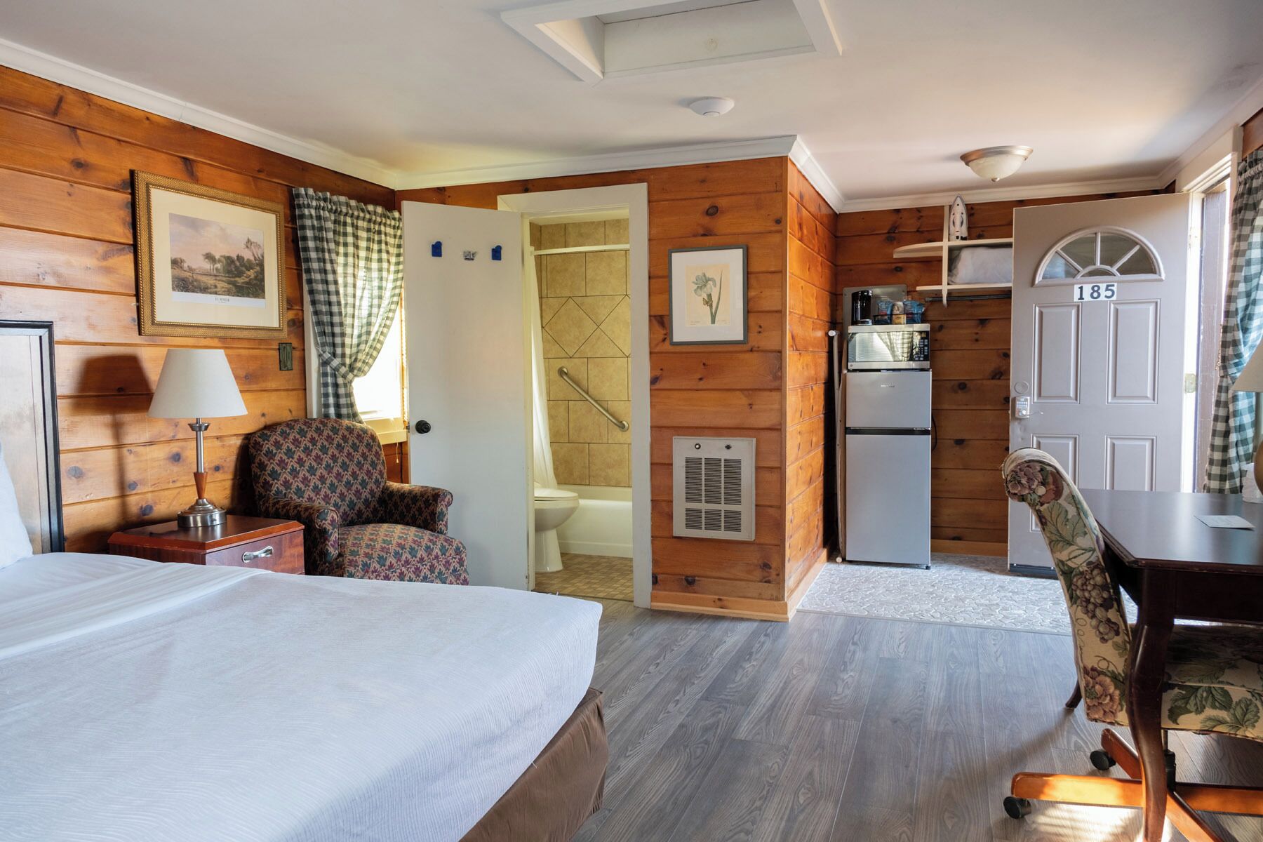 Fireside King Cabin Pet-Friendly | Hypo-allergenic bedding, desk, laptop workspace, blackout drapes