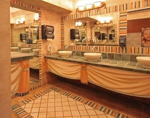 Sauna, hot tub, steam room, Turkish bath/hammam, body treatments