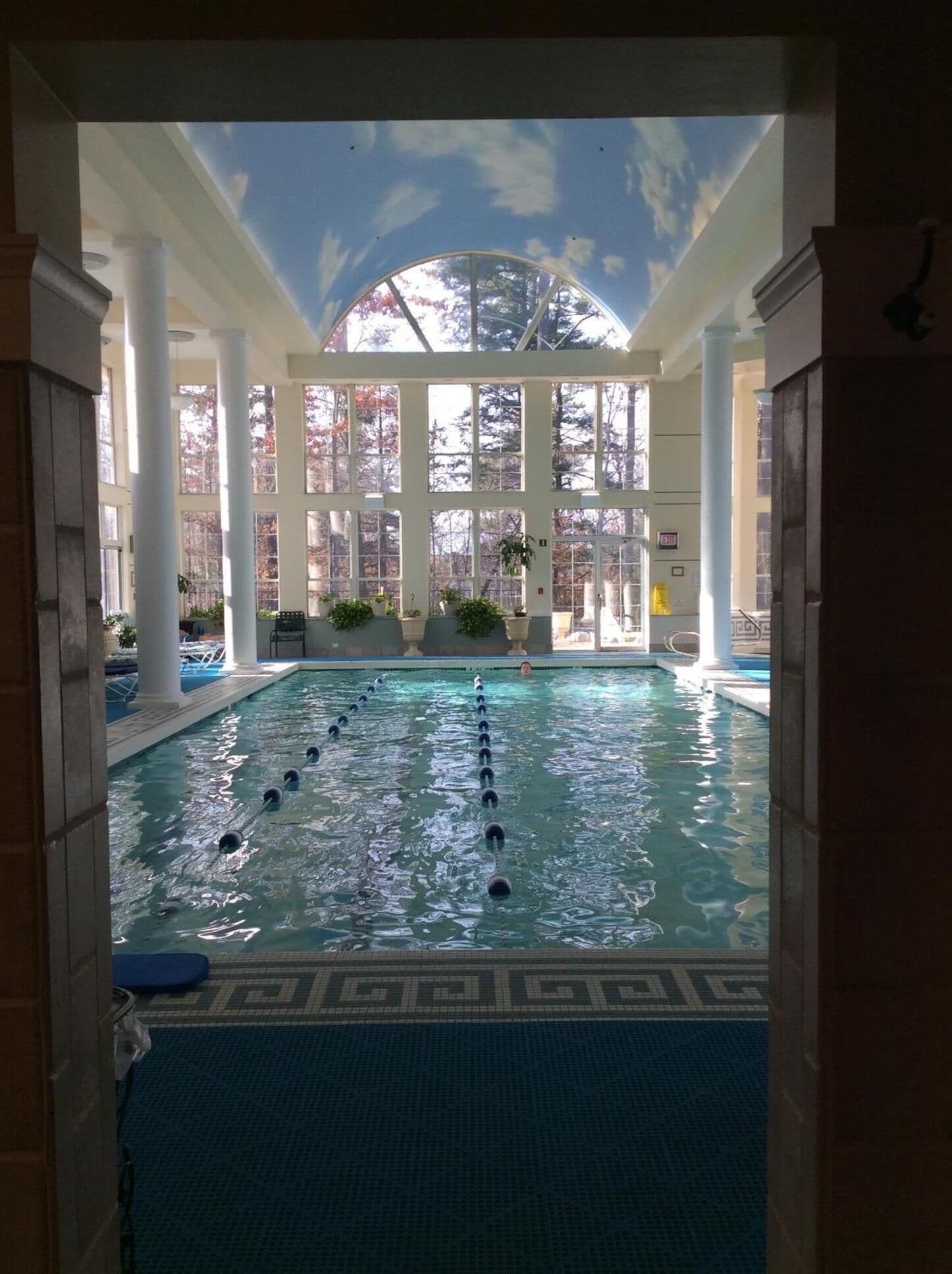 Una piscina cubierta, una piscina al aire libre de temporada, tumbonas