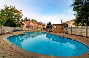 Indoor pool, seasonal outdoor pool, pool loungers