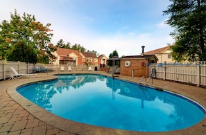 Indoor pool, seasonal outdoor pool, pool loungers