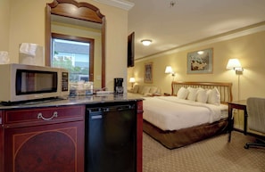 Congressional Room with 1 King Bed | Hypo-allergenic bedding, desk, laptop workspace, blackout curtains