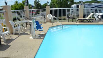 Una piscina al aire libre de temporada