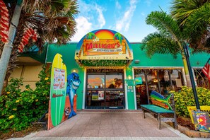 Se sirven desayunos y almuerzos; cocina americana; con vista a la playa