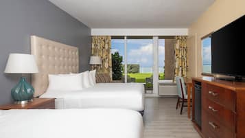 Zimmer, 2 Queen-Betten, barrierearm, Meerseite (with Roll-in Shower) | 1 Schlafzimmer, Allergikerbettwaren, Zimmersafe, Schreibtisch