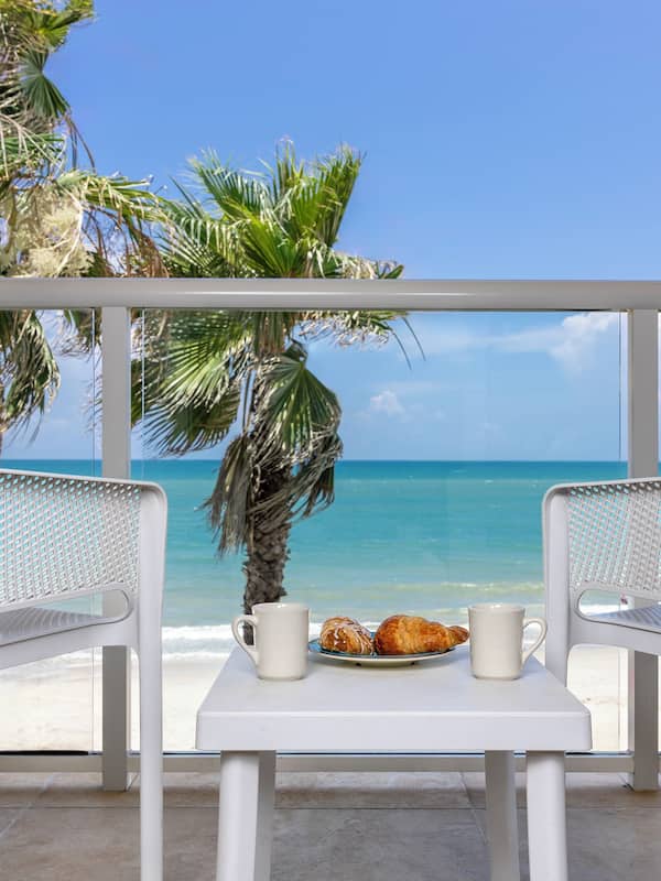 Room, 1 King Bed, Oceanfront | Hypo-allergenic bedding, in-room safe, desk, blackout drapes