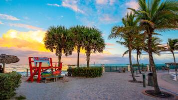 Se sirven desayunos y almuerzos; cocina americana; con vista a la playa