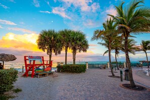 Breakfast, lunch, dinner served; American cuisine, beach views 