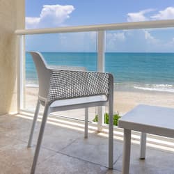 Hypo-allergenic bedding, in-room safe, desk, blackout drapes