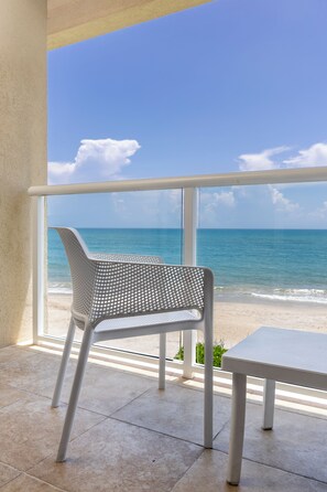 Hypo-allergenic bedding, in-room safe, desk, blackout drapes - Ocean Breeze Inn Vero Beach (Vero Beach)