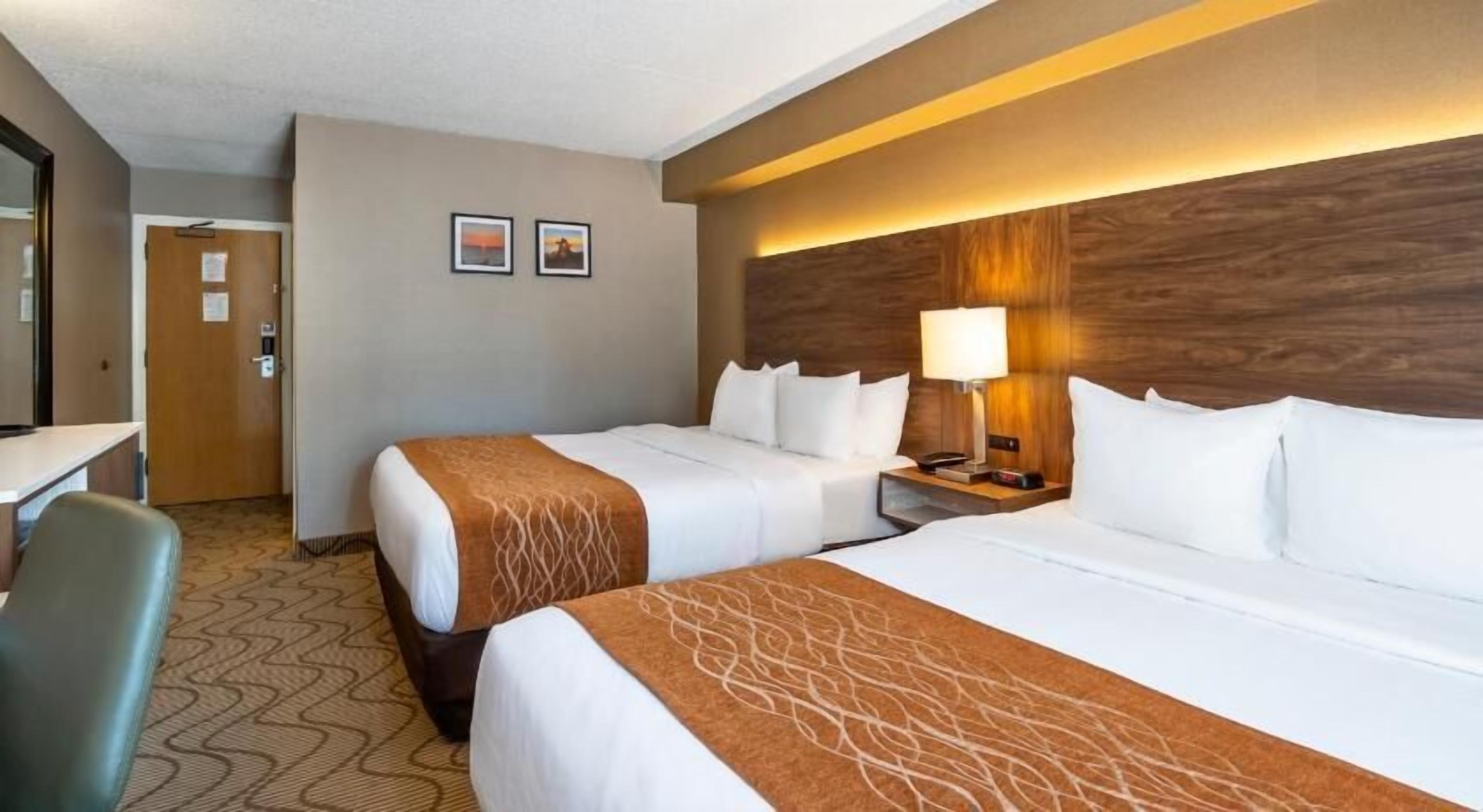 Sengetøy av topp kvalitet, skrivebord og blendingsgardiner