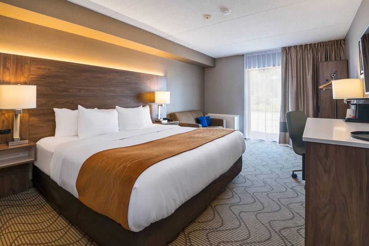 Upgrade room, 1 King Bed, Nonsmoking/Ground Floor