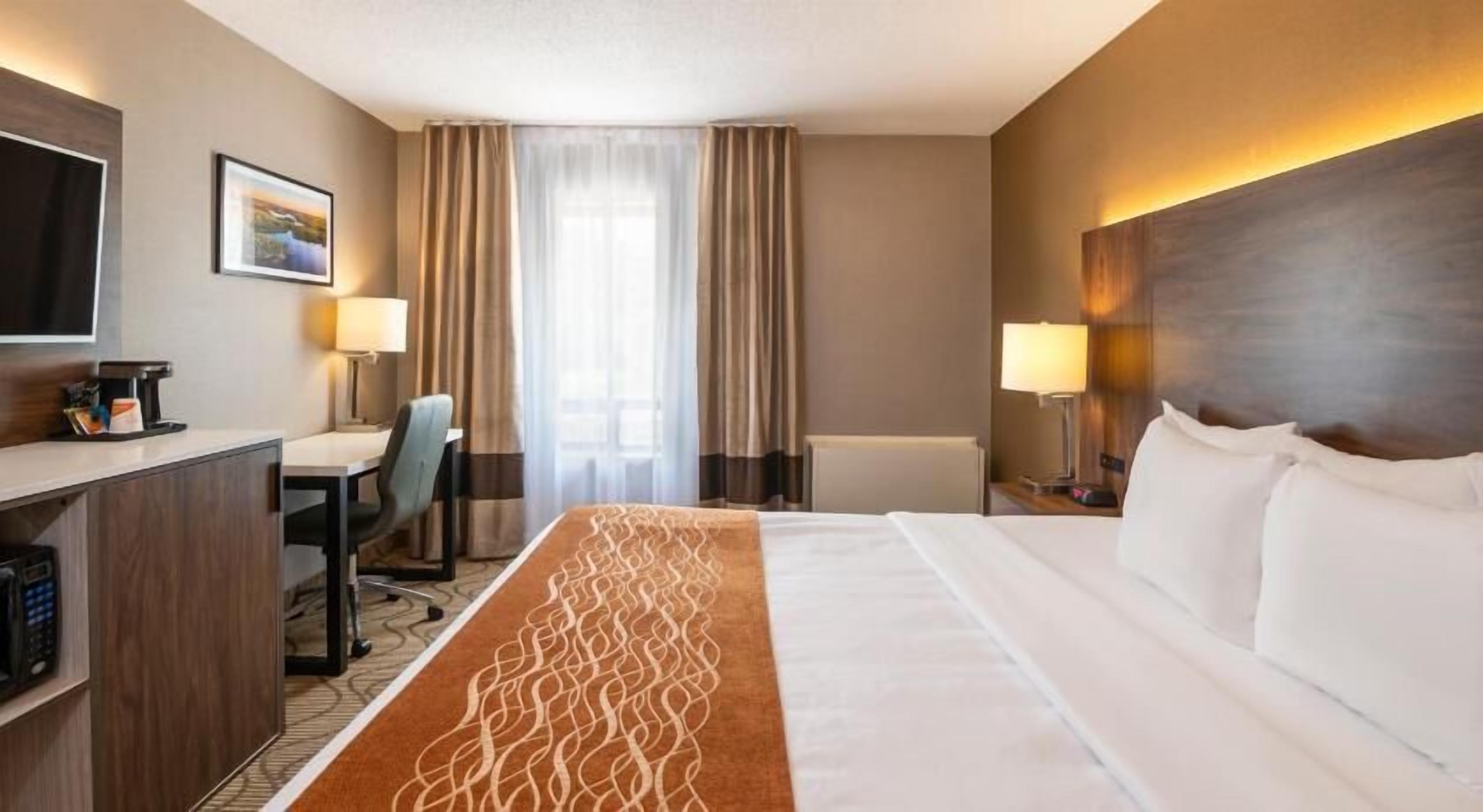 Sengetøy av topp kvalitet, skrivebord og blendingsgardiner