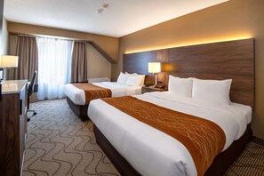 Standard room, 2 Queen Beds, Nonsmoking/Upper Floor | Hochwertige Bettwaren, Schreibtisch, Verdunkelungsvorhänge