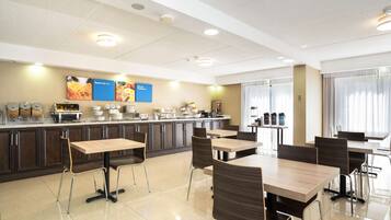 فطور قائم على الخدمة الذاتية مجانًا يوميًا