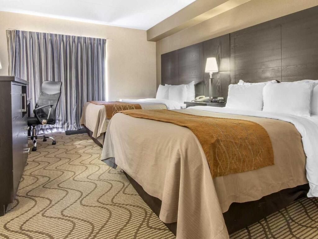 Sengetøy av topp kvalitet, skrivebord og blendingsgardiner