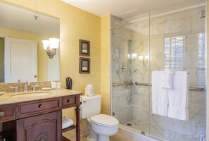 Een douche, milieuvriendelijk toiletgerief, een haardroger, badjassen