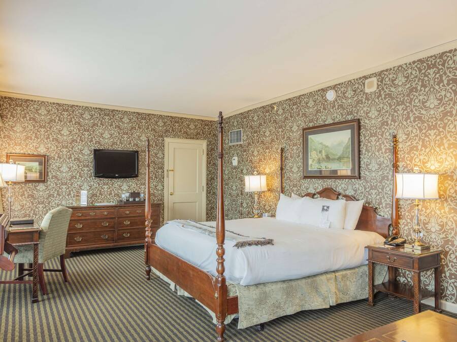 Luxury Room, 1 King Bed, Non Smoking | Egyptian cotton sheets, premium bedding, down duvets, in-room safe