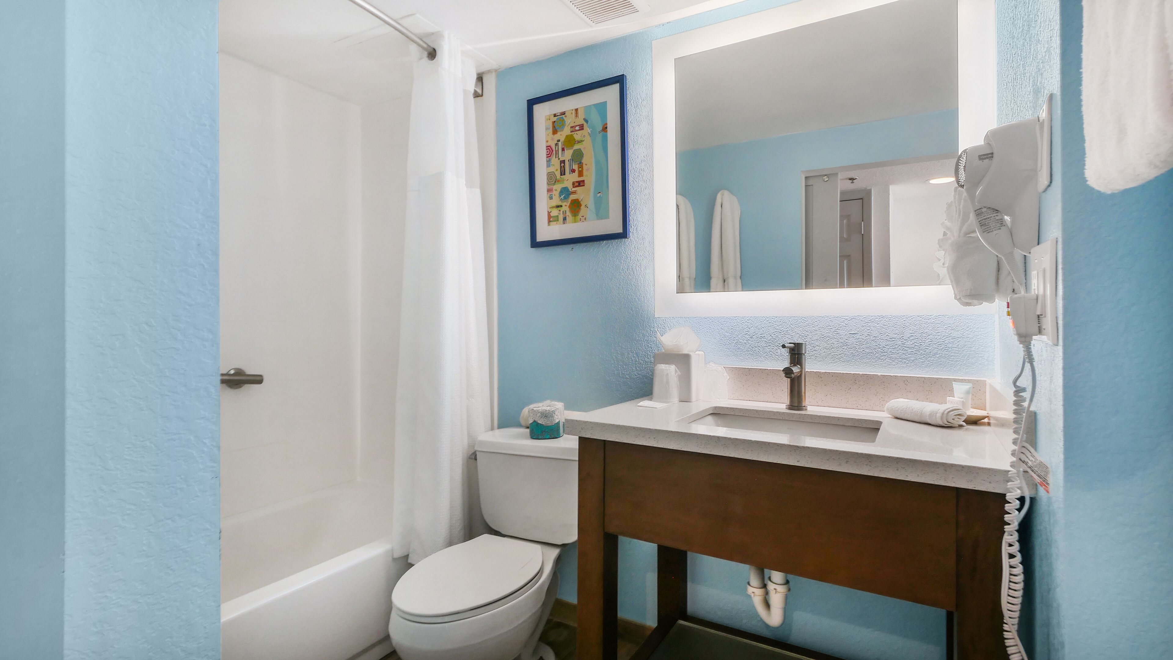 Une salle de bain avec des toilettes, un lavabo et une douche.