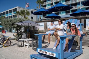 Ubicación a pie de playa, arena blanca y toallas de playa