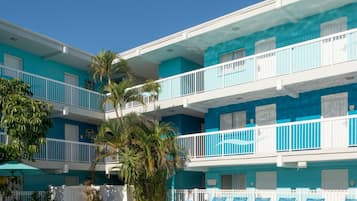 2 albercas al aire libre, sombrillas en la alberca y camastros