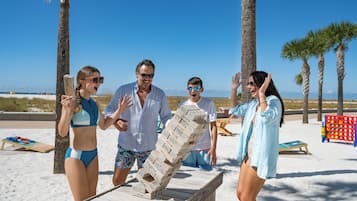 Plage, sable blanc, serviettes de plage, bar de plage