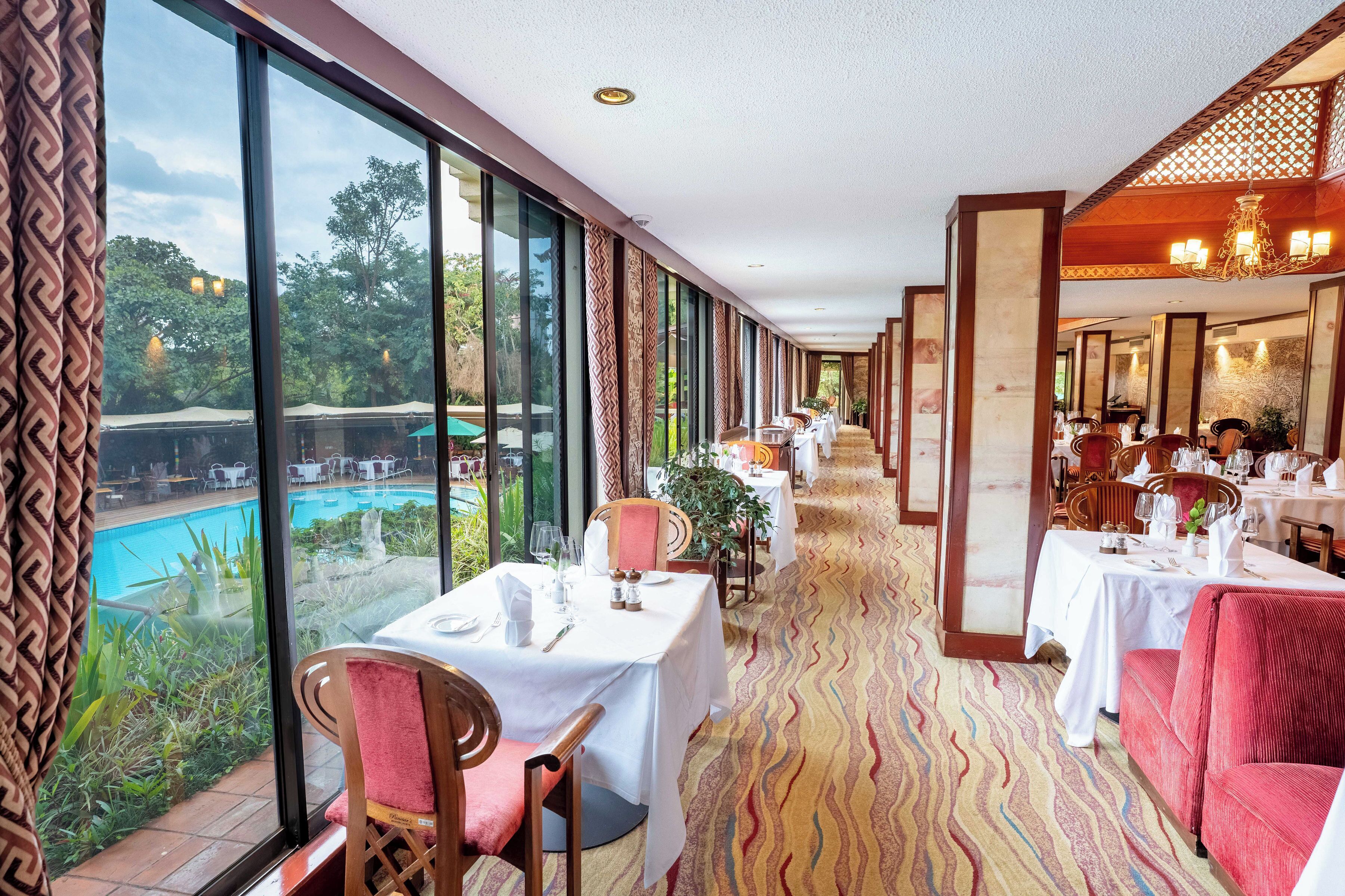 Déjeuner, dîner, souper et brunch servis sur place