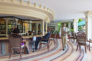 Poolside bar - Nairobi Serena Hotel (Nairobi)
