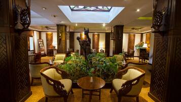 2 bars/lounges, swim-up bar, poolside bar