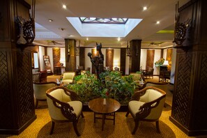 2 bars/lounges, swim-up bar, poolside bar - Nairobi Serena Hotel (Nairobi)