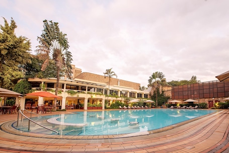 Una piscina al aire libre. Nairobi Serena Hotel