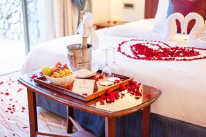 Minibar, in-room safe, individually furnished, desk - Nairobi Serena Hotel (Nairobi)