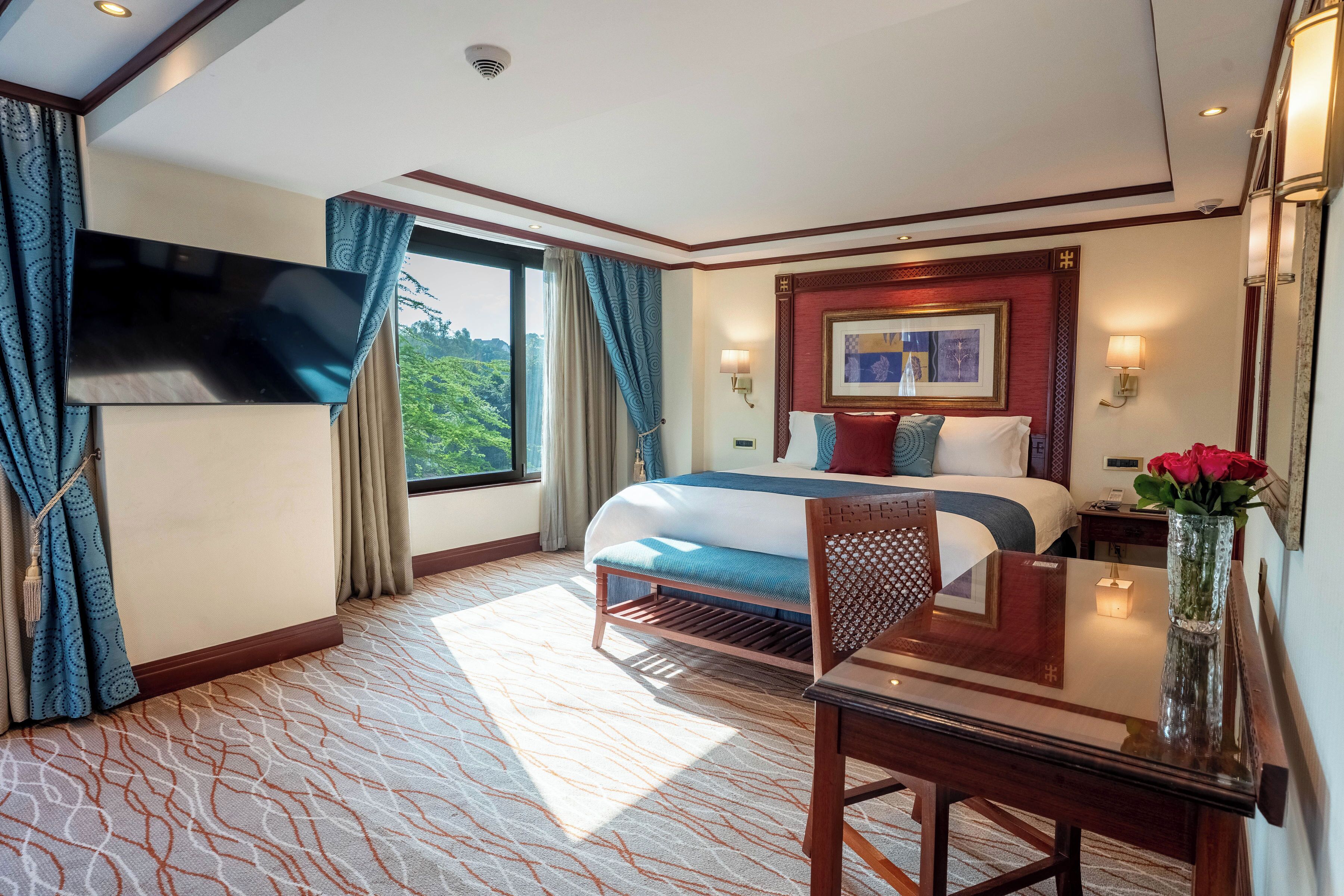 Superior Room | Minibar, in-room safe, desk, soundproofing