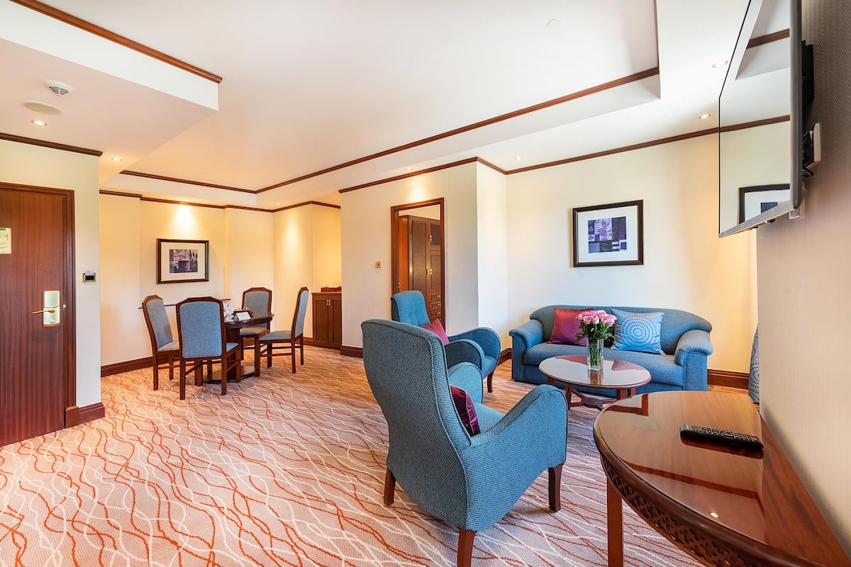 Business Suite | Living room